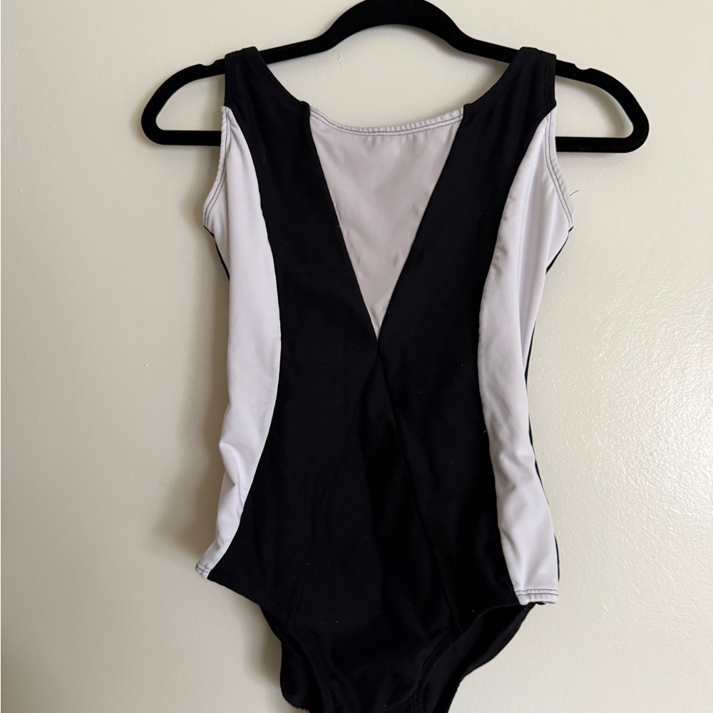Flattering black & white leo